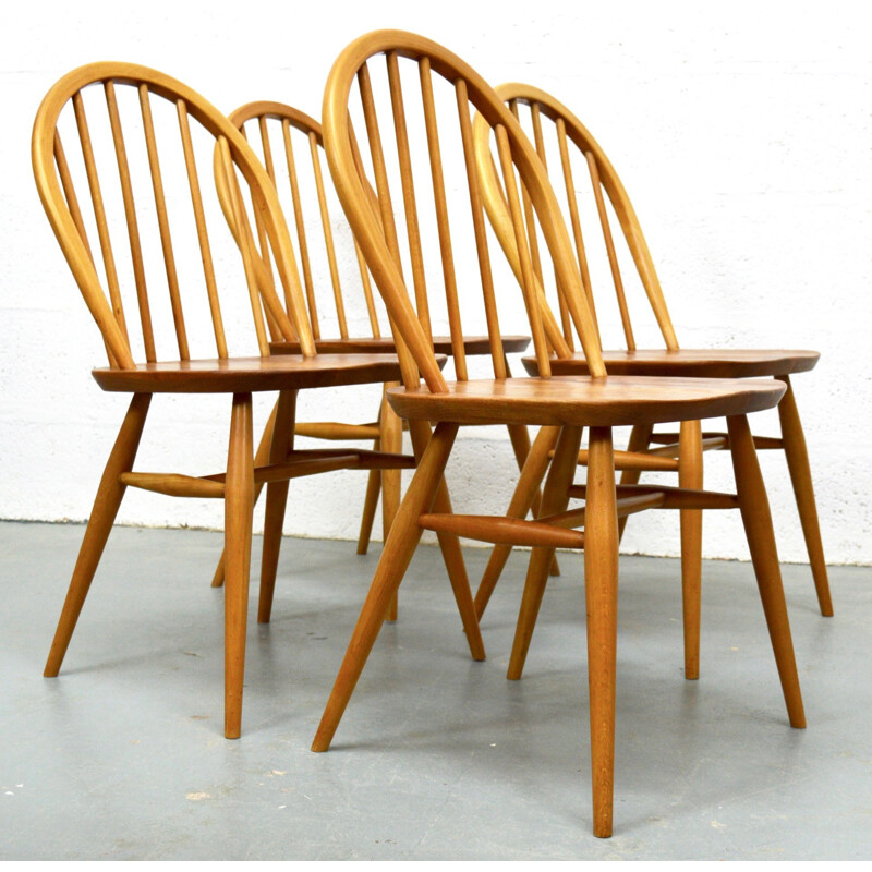 Mid century set of 1 dining table  and 4 chairs in elm produced by Ercol - 1960s