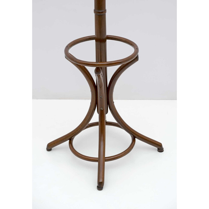 Cabides com cabides com guarda-chuva Art Nouveau, ao lado de Thonet