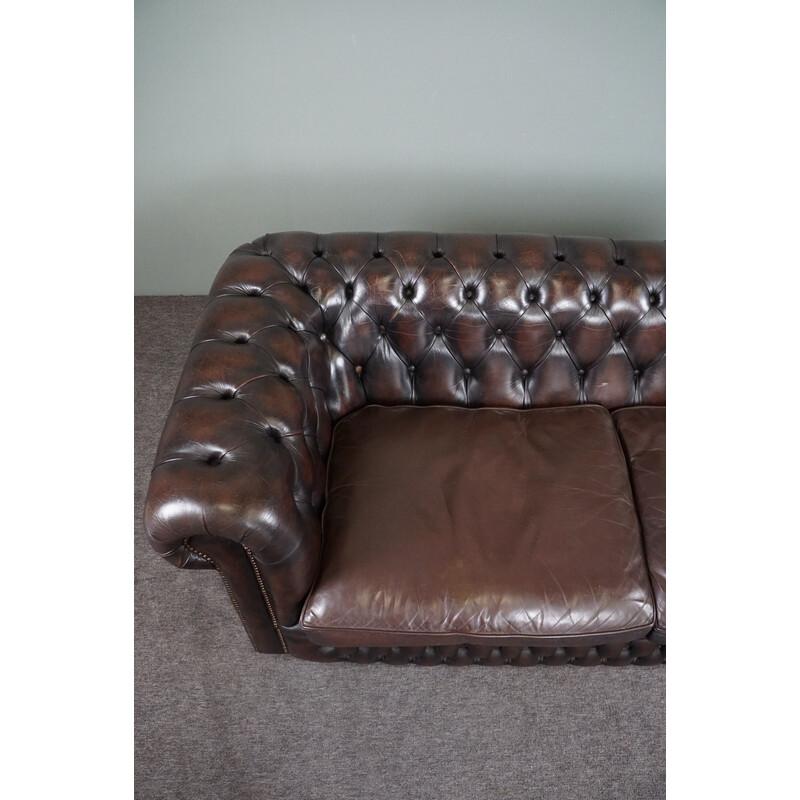 Divano "Chesterfield" in pelle di mucca vintage