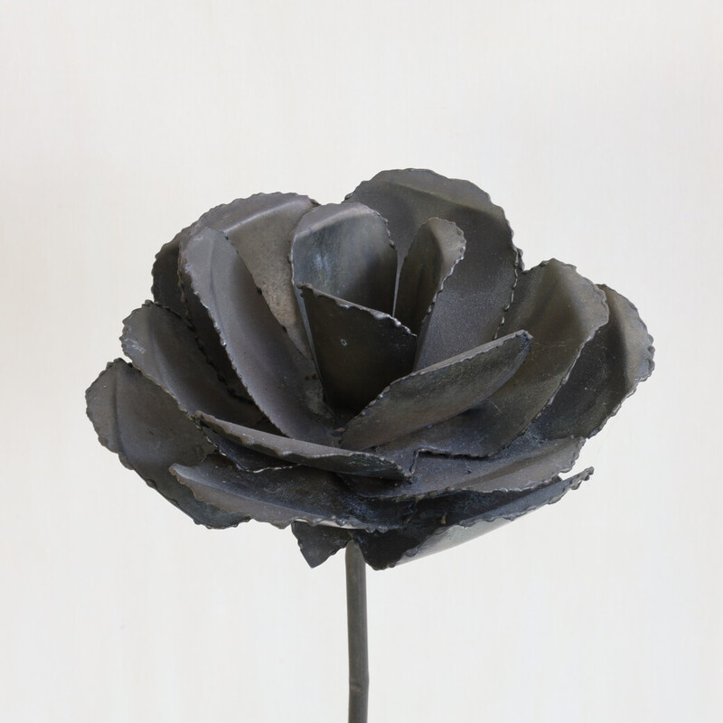 Vintage roos gebeeldhouwd metaal