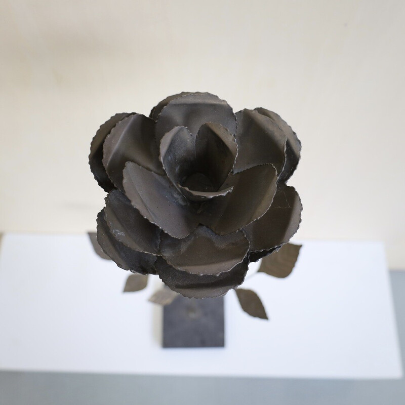 Rosa vintage esculpida en metal