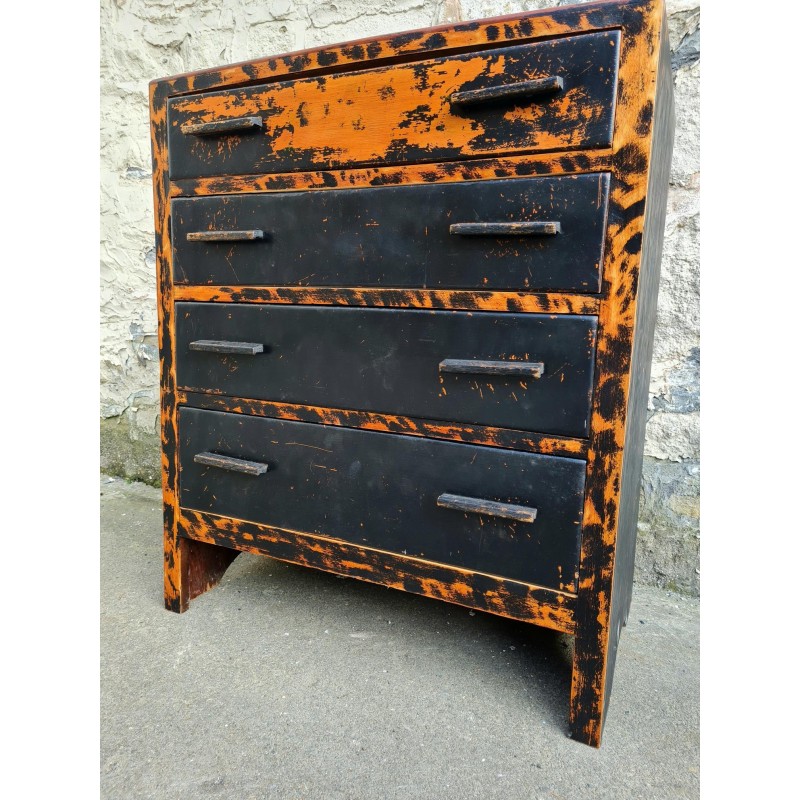 Vintage chest of drawers in oakwood