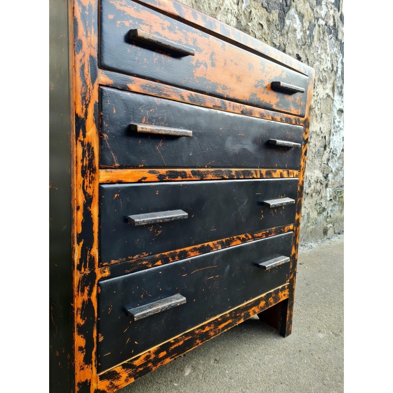 Vintage chest of drawers in oakwood