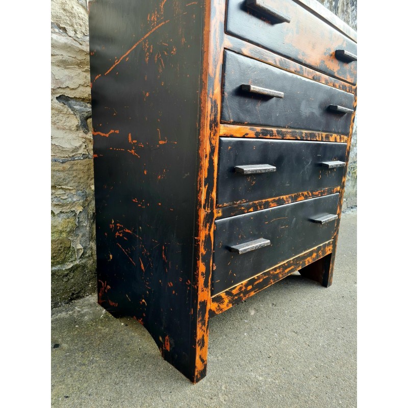 Vintage chest of drawers in oakwood