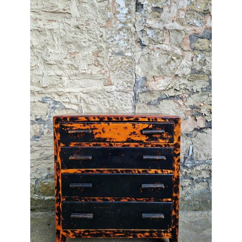 Vintage chest of drawers in oakwood