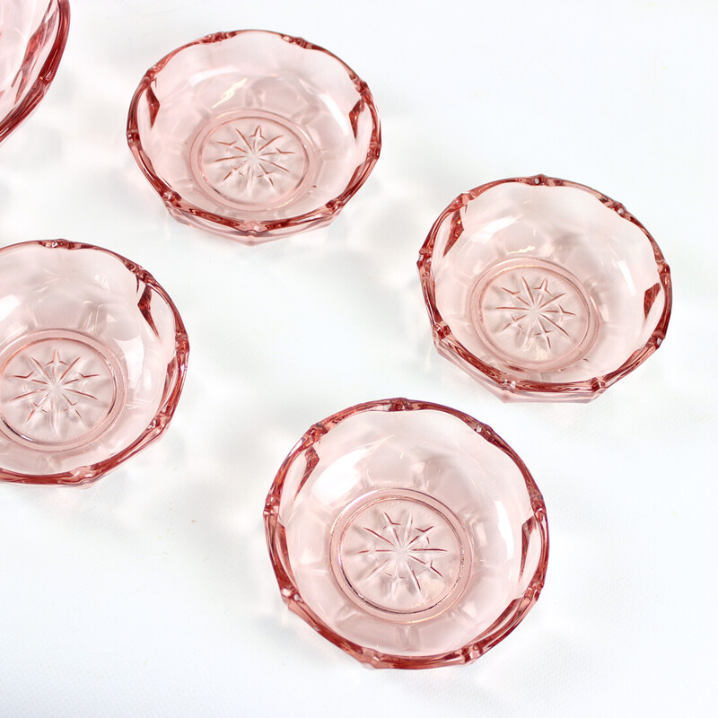 Conjunto de taças de vidro rosa vintage, Checoslováquia 1950