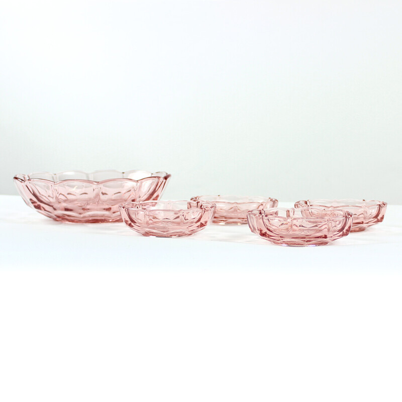 Set roze glazen vintage kommen, Tsjechoslowakije 1950