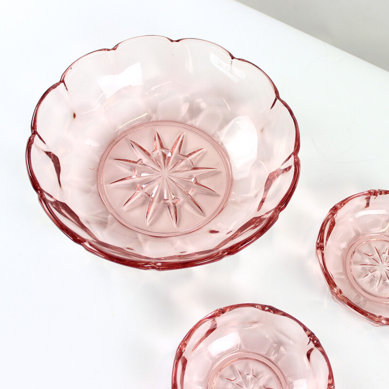 Conjunto de taças de vidro rosa vintage, Checoslováquia 1950