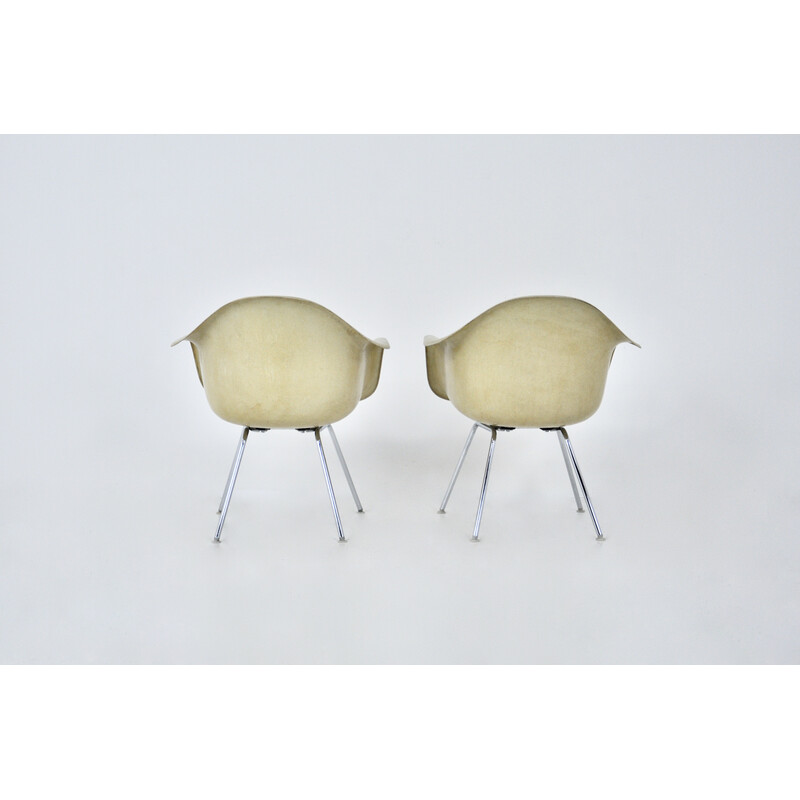 Pareja de sillones vintage de fibra de vidrio y metal cromado de Charles y Ray Eames para Herman Miller, 1970