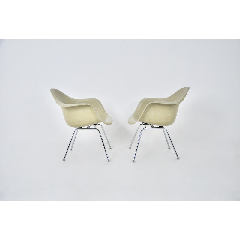 Paire de fauteuils vintage en fibre de verre et en métal chromé par Charles et Ray Eames pour Herman Miller, 1970