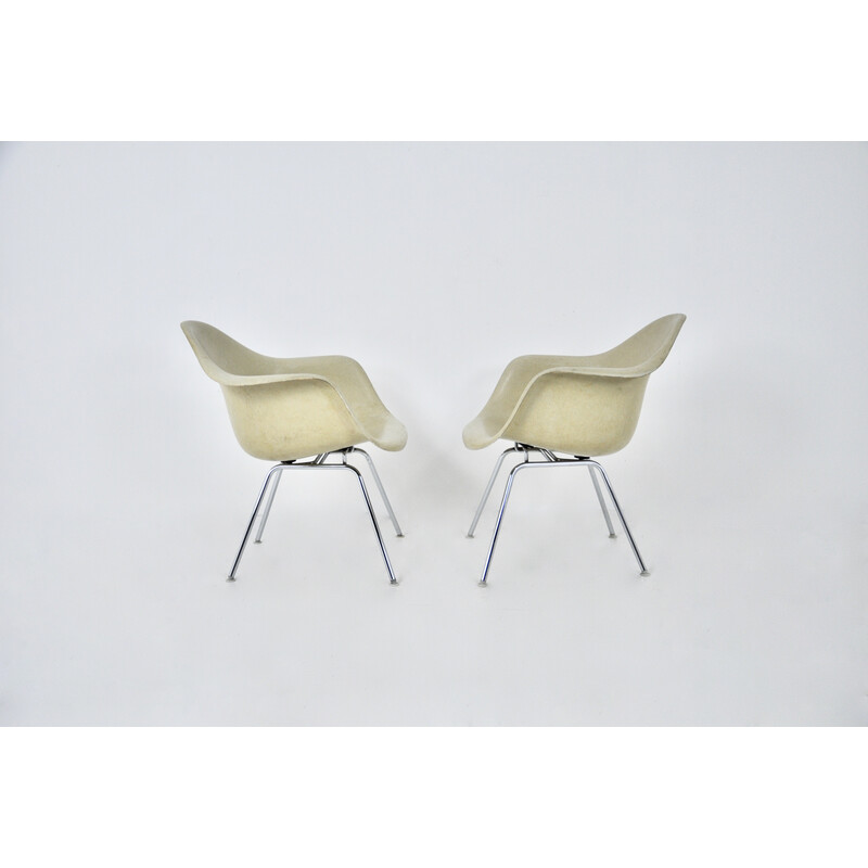 Pareja de sillones vintage de fibra de vidrio y metal cromado de Charles y Ray Eames para Herman Miller, 1970