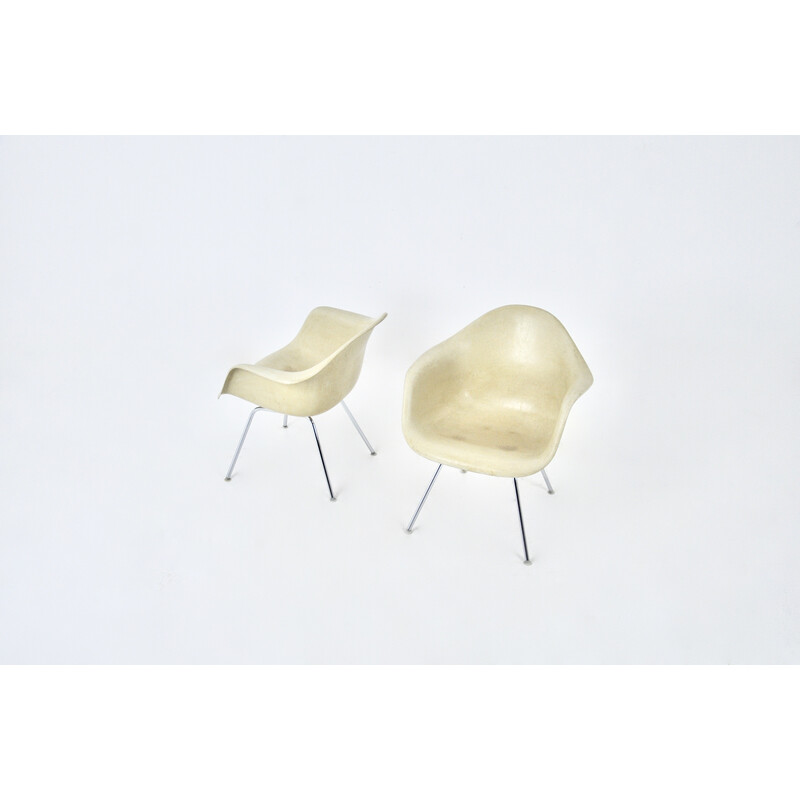 Par de poltronas de fibra de vidro e metal cromado de Charles e Ray Eames para Herman Miller, 1970