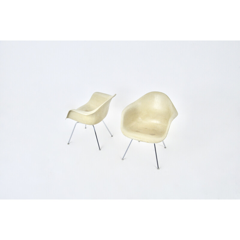 Pareja de sillones vintage de fibra de vidrio y metal cromado de Charles y Ray Eames para Herman Miller, 1970