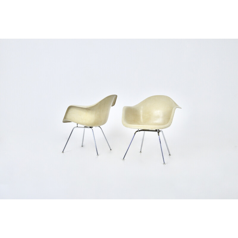 Pareja de sillones vintage de fibra de vidrio y metal cromado de Charles y Ray Eames para Herman Miller, 1970