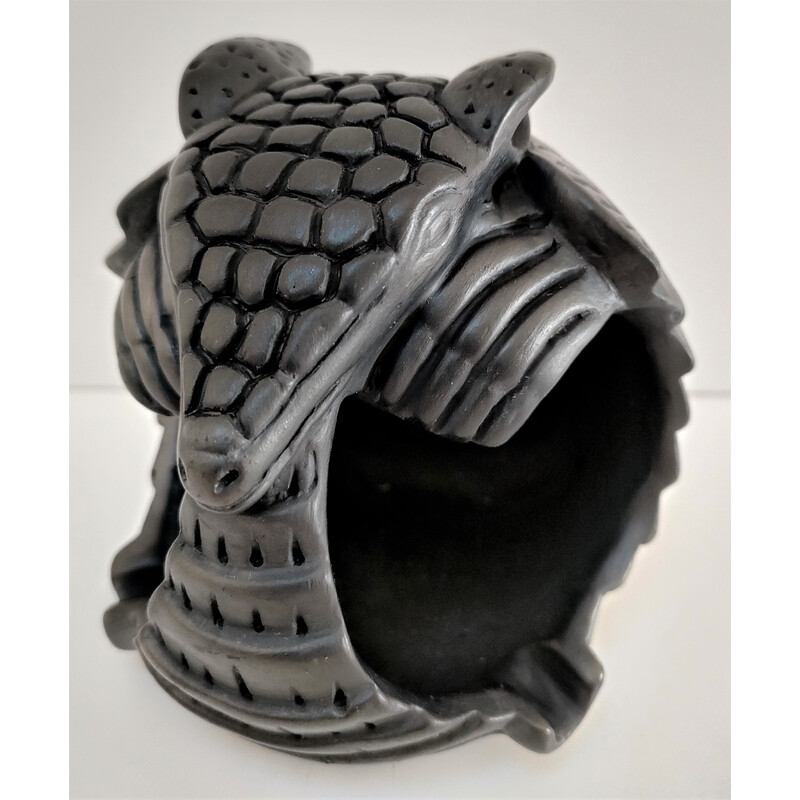 Posacenere in ceramica nera con armadillo zoomorfo