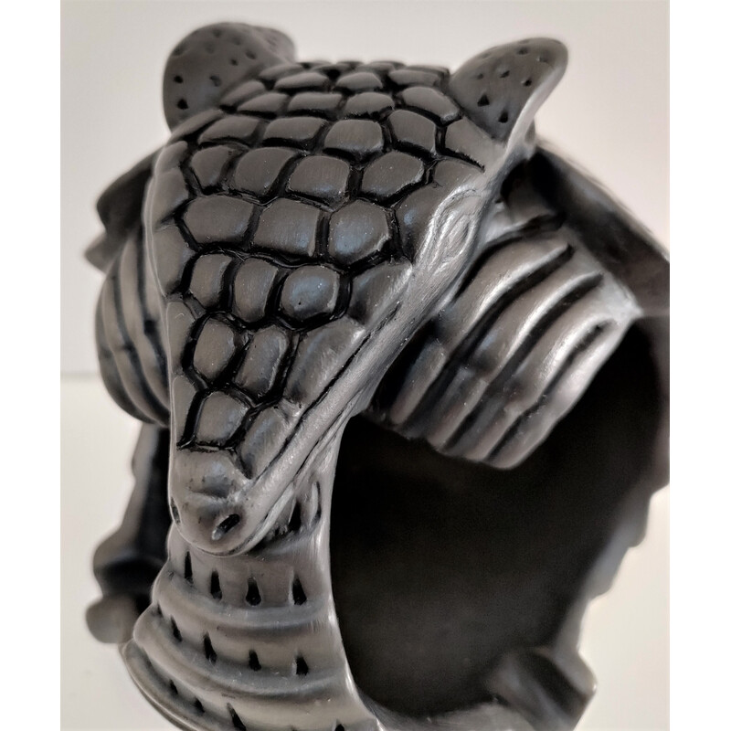 Cenicero de cerámica negra con armadillo zoomorfo
