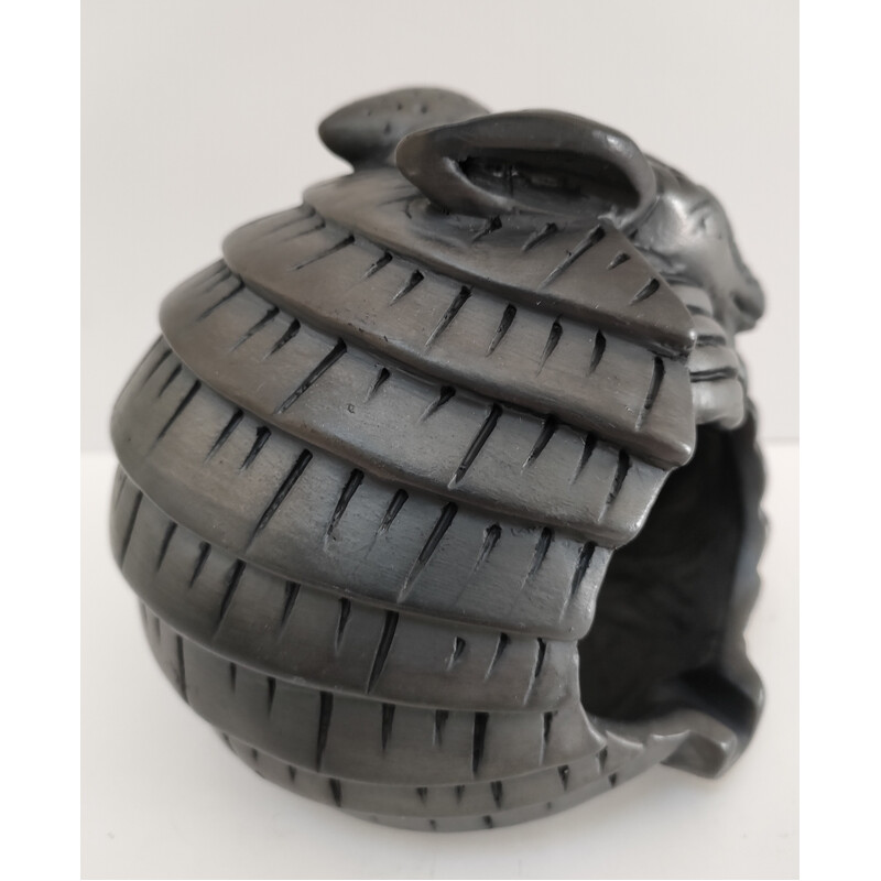Cenicero de cerámica negra con armadillo zoomorfo