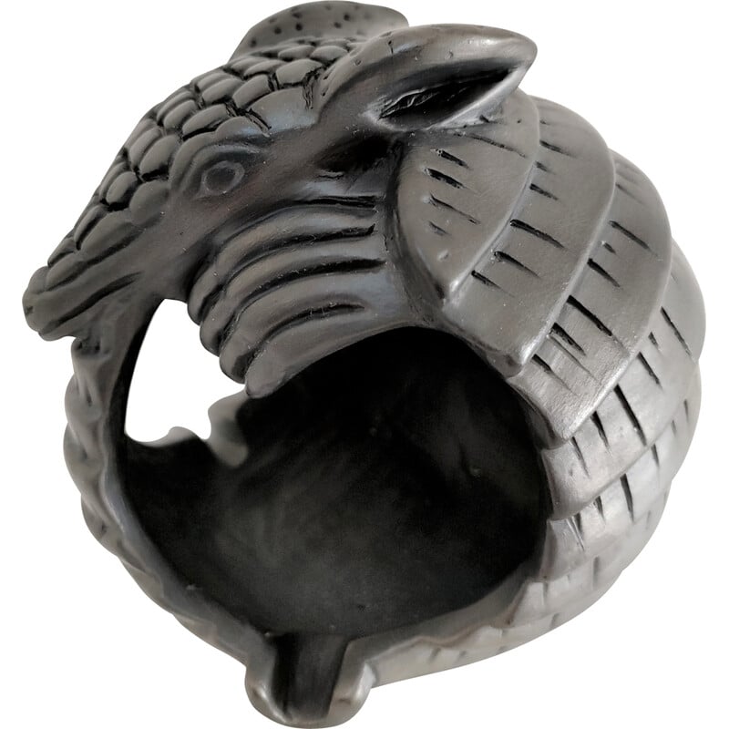Posacenere in ceramica nera con armadillo zoomorfo