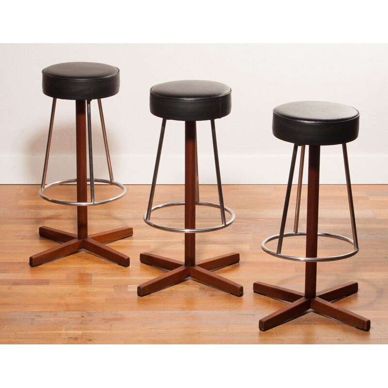 Ensemble de trois tabourets de bar avec assise en cuir - 1960