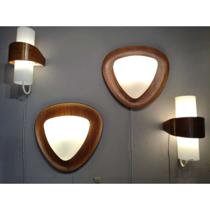 Pair of thermoformed triangular teak wall lamps by Gioffredo Reggiani - 1960s