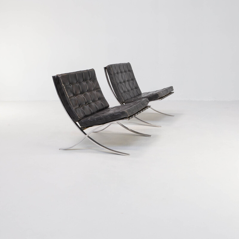 Paar vintage 'barcelona' fauteuils met voetenbankje van Ludwig Mies van der Rohe voor Knoll International.