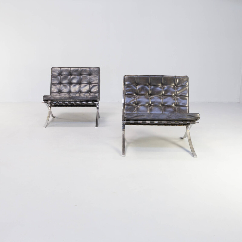 Paar vintage 'barcelona' fauteuils met voetenbankje van Ludwig Mies van der Rohe voor Knoll International.