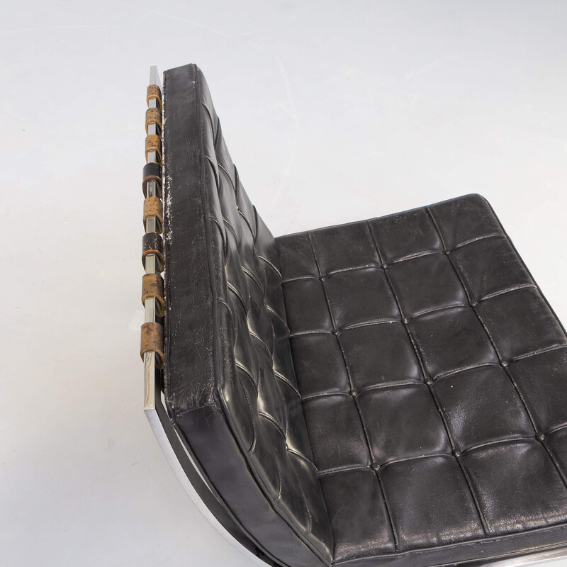 Paar vintage 'barcelona' fauteuils met voetenbankje van Ludwig Mies van der Rohe voor Knoll International.