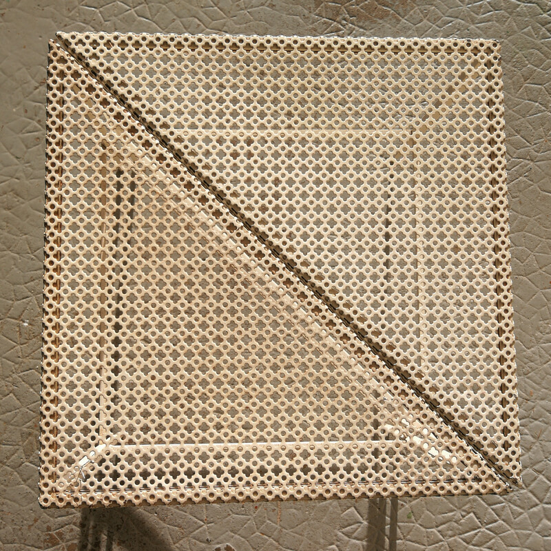 Paire de tables basses triangle vintage blanches par Matégot