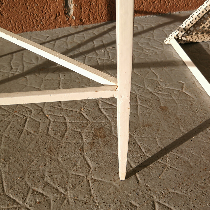 Pareja de mesas de centro triangulares blancas vintage de Matégot