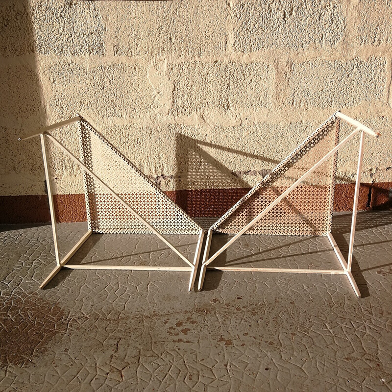 Coppia di tavolini vintage bianchi a triangolo di Matégot