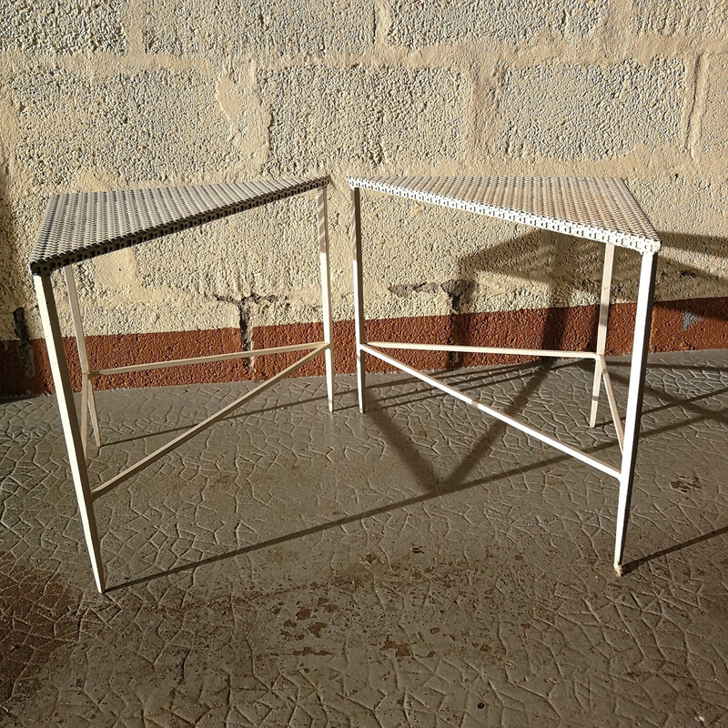 Paar witte driehoekige salontafels van Matégot