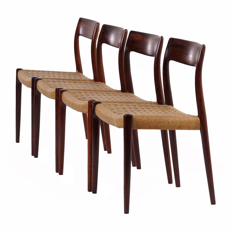 Suite de  4 chaises de salle à repas en palissandre Modèle 77 de Niels Moller - 1960