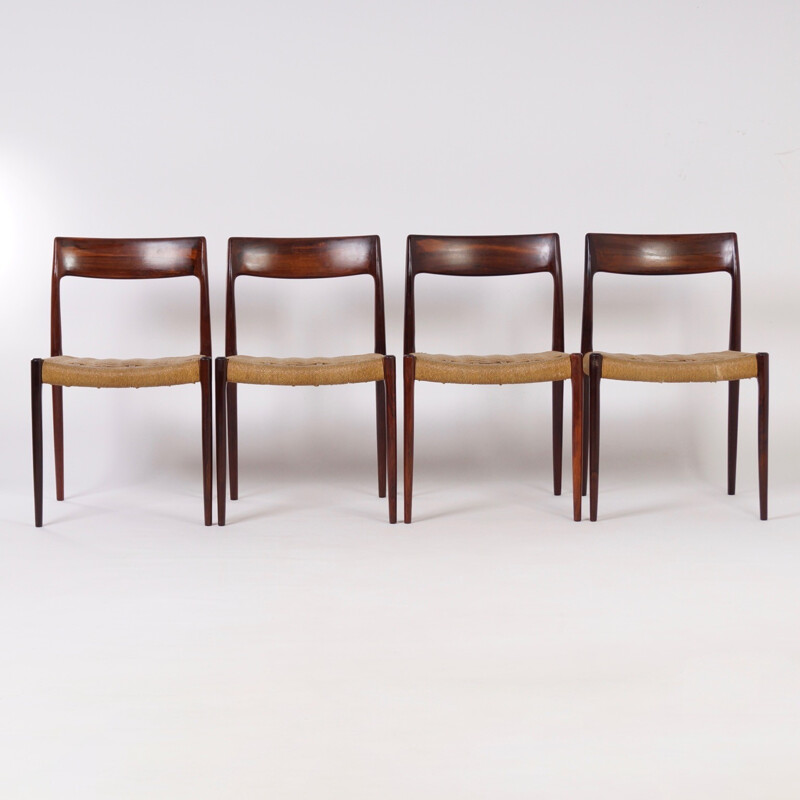 Suite de  4 chaises de salle à repas en palissandre Modèle 77 de Niels Moller - 1960