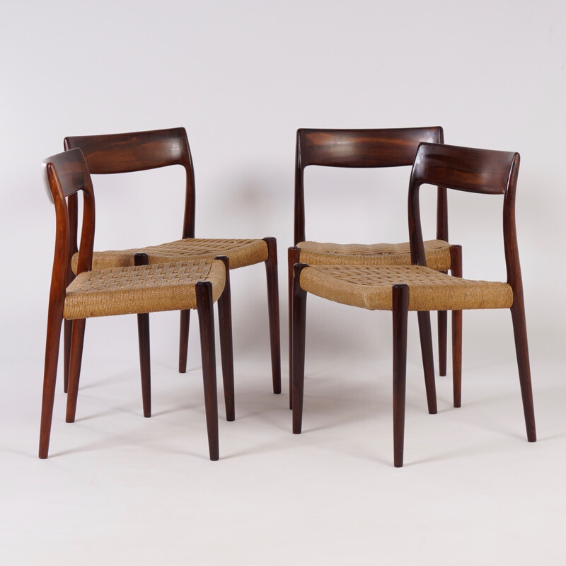 Suite de  4 chaises de salle à repas en palissandre Modèle 77 de Niels Moller - 1960