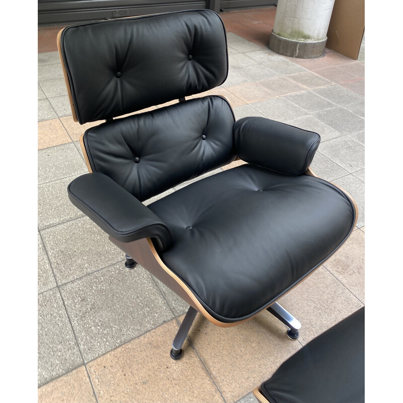 Fauteuil et son ottoman vintage en cuir grainé et palissandre par Eames pour Herman Miller, USA 2009