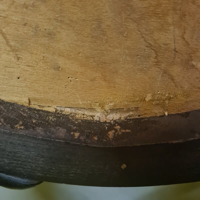 Silla vintage de madera curvada con asiento de tela