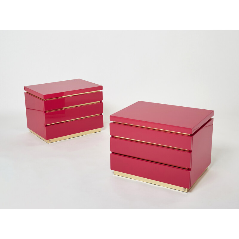 Paire de tables de chevet vintage en laquées rose et laiton par Jean-Claude Mahey, 1970