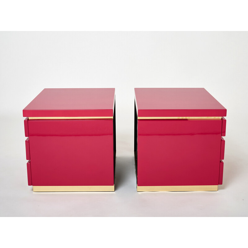 Coppia di comodini vintage in lacca rosa e ottone di Jean-Claude Mahey, 1970