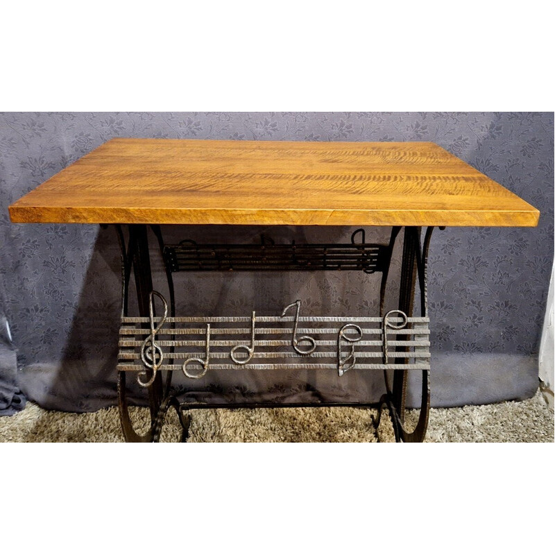 Tavolino vintage in ferro battuto e noce chiaro