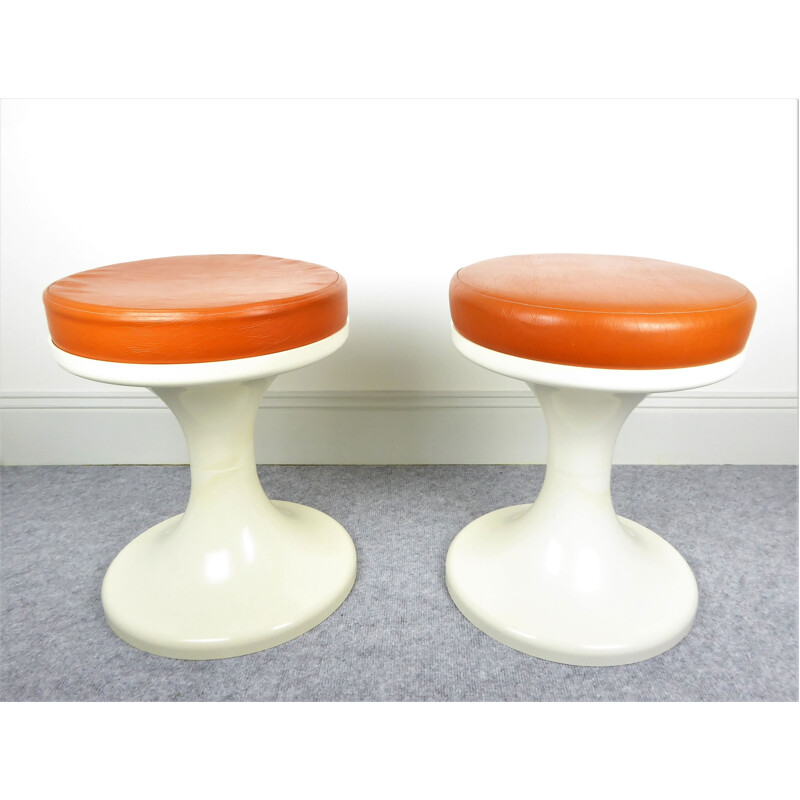 Paire de tabourets tulipe à coque blanche et assise orange - 1970