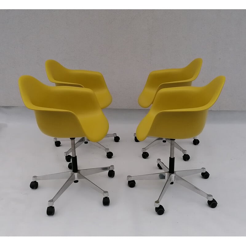 Ensemble de 4 fauteuils vintage en plastique Pacc lime par Charles et Ray Eames pour Vitra, 2000