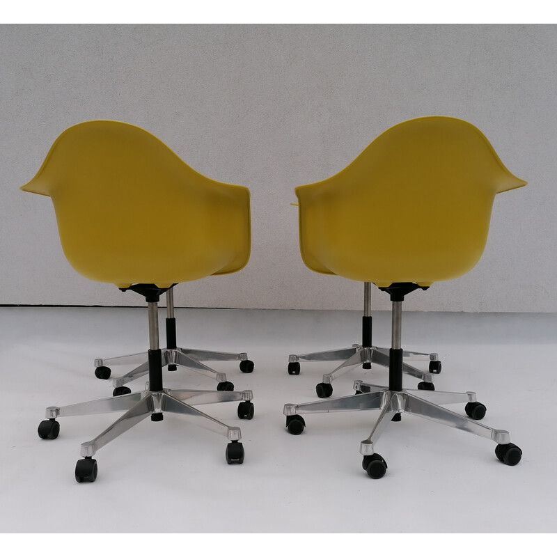 Juego de 4 sillas vintage de plástico Pacc lima de Charles y Ray Eames para Vitra, 2000
