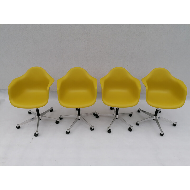 Ensemble de 4 fauteuils vintage en plastique Pacc lime par Charles et Ray Eames pour Vitra, 2000