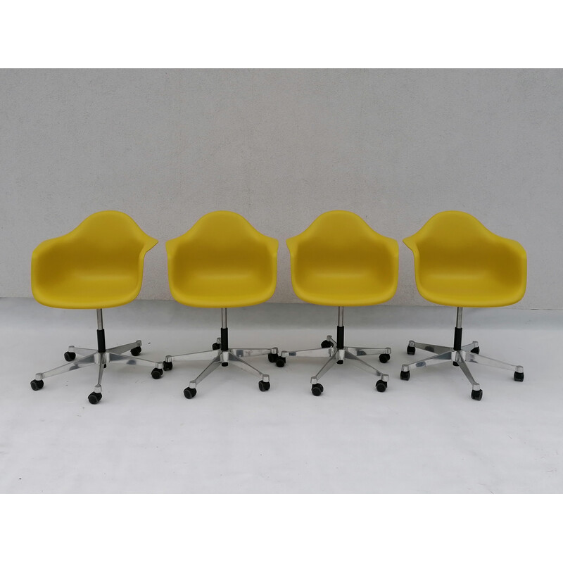 Satz von 4 Vintage Plastiksesseln Pacc lime von Charles und Ray Eames für Vitra, 2000