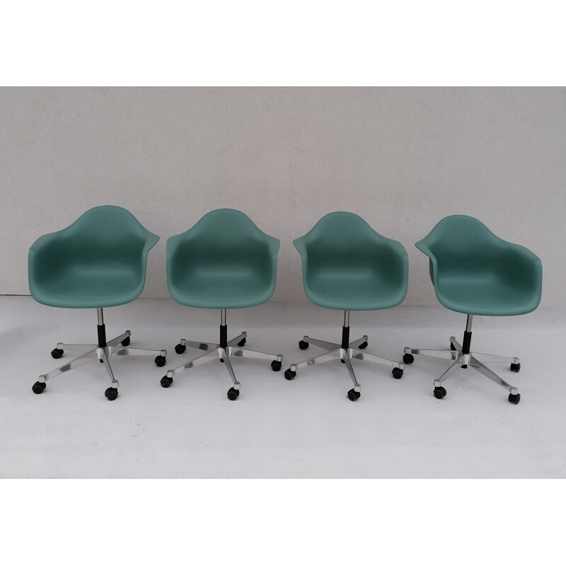Juego de 4 sillas Pacc vintage de plástico de Charles y Ray Eames para Vitra, 2000