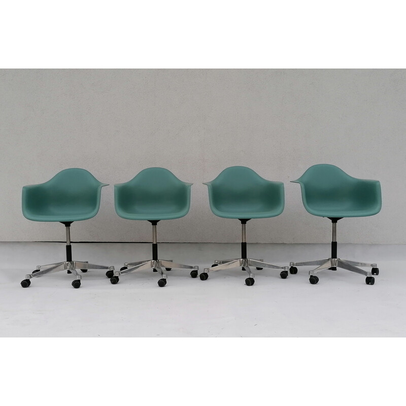 Conjunto de 4 cadeiras Pacc em plástico vintage de Charles e Ray Eames para Vitra, 2000