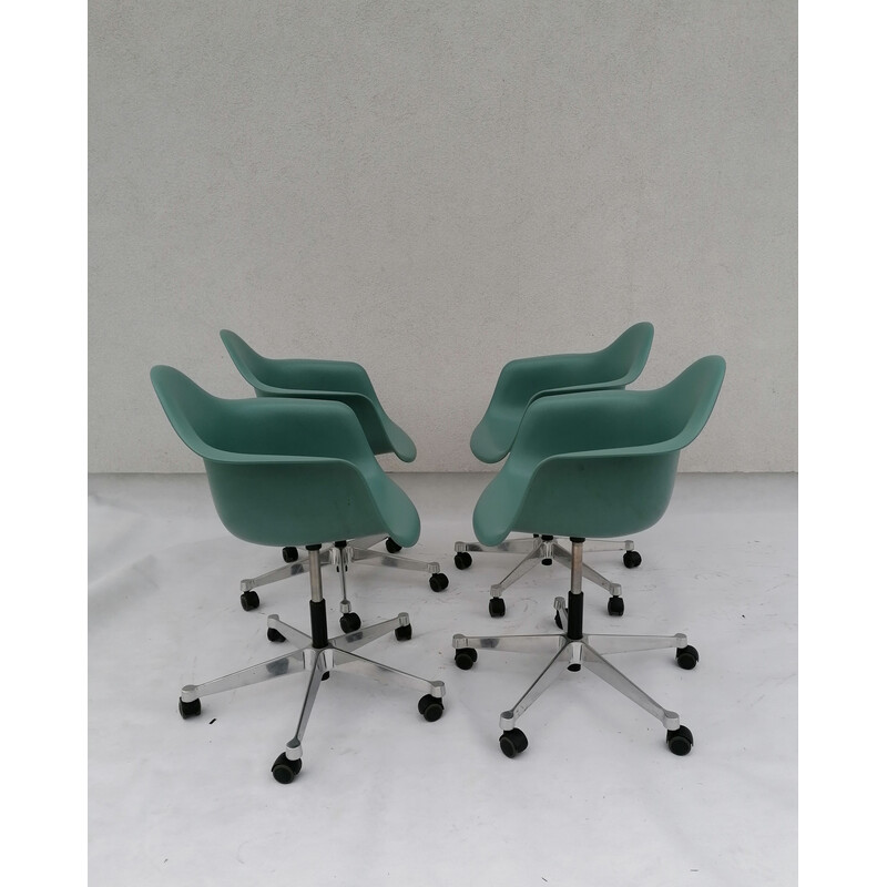 Juego de 4 sillas Pacc vintage de plástico de Charles y Ray Eames para Vitra, 2000