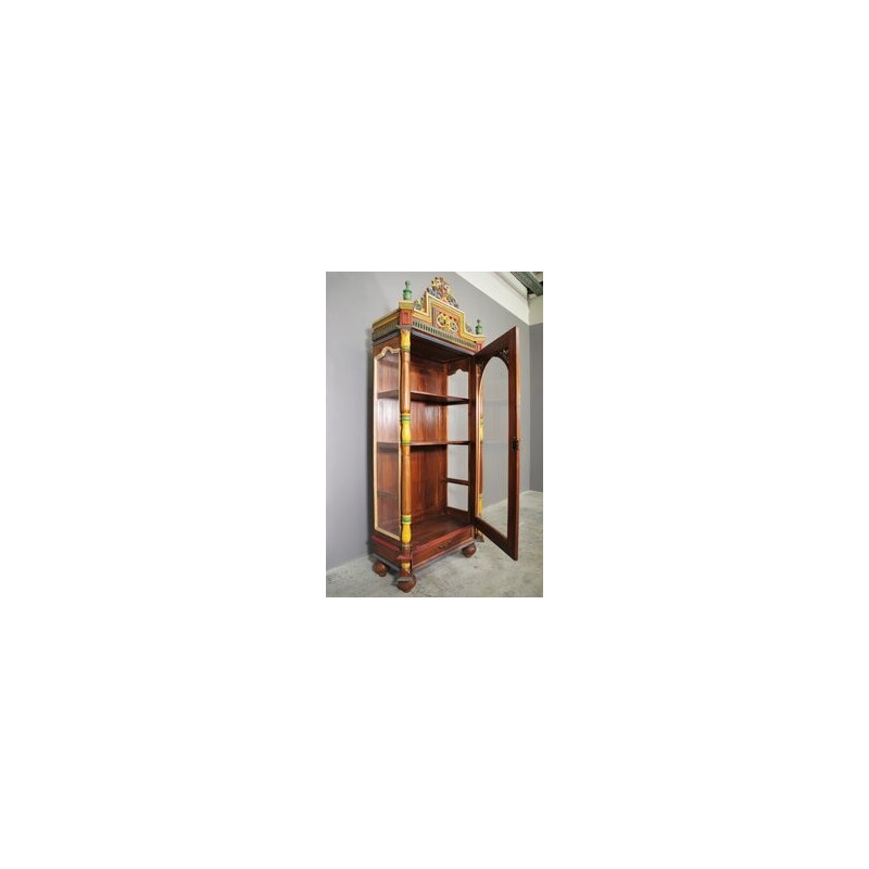 Armoire vintage en bois sculpté