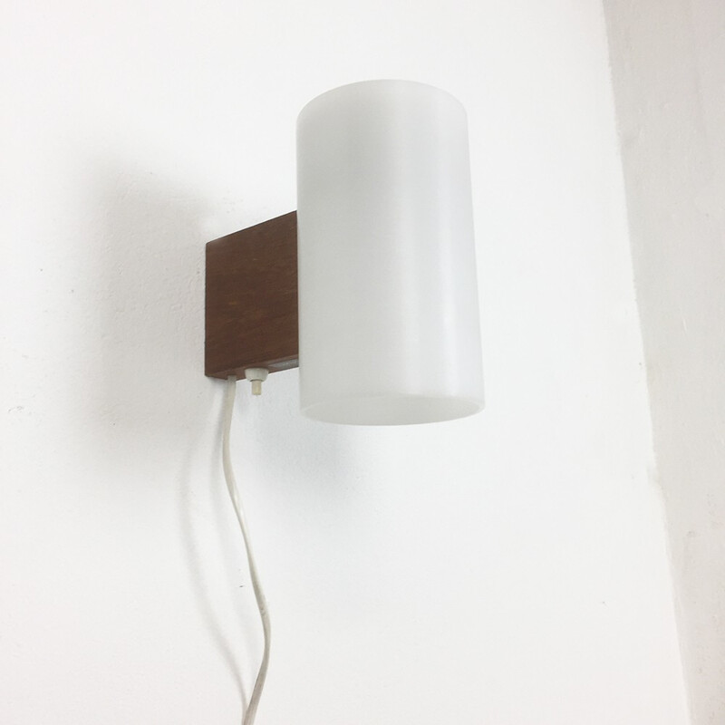 Lampada da parete vintage in acrilico bianco di Uno e Östen Kristiansson per Luxus, Svezia 1960