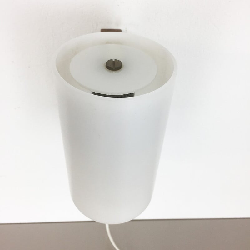 Lampada da parete vintage in acrilico bianco di Uno e Östen Kristiansson per Luxus, Svezia 1960